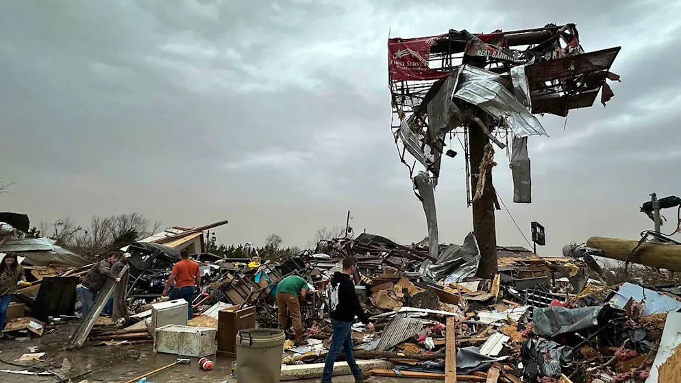 dpatopbilder - Menschen arbeiten sich durch die Trümmer des Geschäfts von Cave City Auto Parts nach einem schweren Unwetter am Freitagabend in Cave City, Ark. Foto: Staci Vandagriff/Arkansas Democrat-Gazette/AP/dpa - ACHTUNG: Nur zur redaktionellen Verwendung und nur mit vollständiger Nennung des vorstehenden Credits