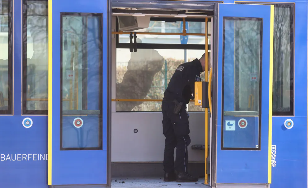 Frau angezündet – Täter auf der Flucht - Gallery. Über die Hintergründe des Brandanschlags in einem Tram in Gera war zunächst nichts bekannt.