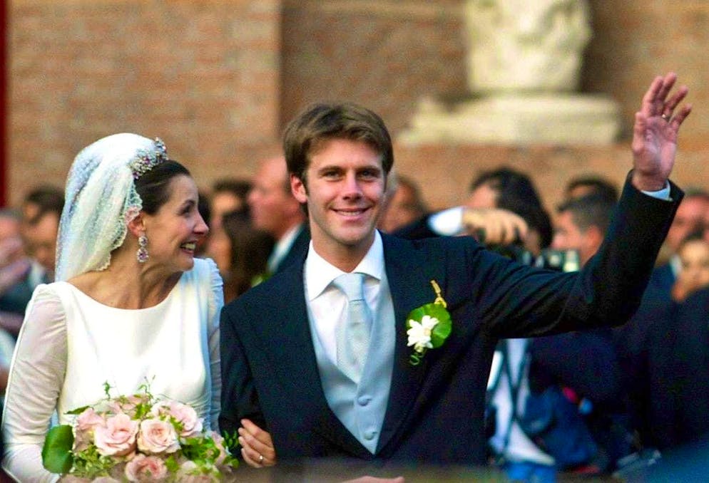 Emanuele Filiberto di Savoia (destra) e la sua sposa Clotilde Courau fuori da Santa Maria degli Angeli e dei Martiri, a Roma, dopo la cerimonia nuziale, 25 settembre 2003. 