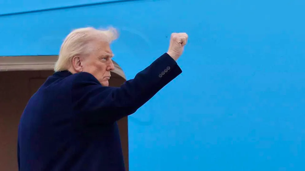US President Donald Trump shows his fist on the steps of Air Force One at Joint Base Andrews, Maryland. Photo: Luis M. Alvarez/AP/dpa