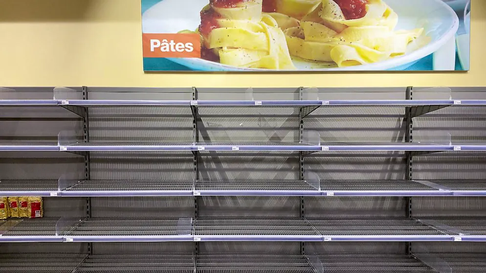 Vor fünf Jahren rief der Bundesrat den Lockdown für die Schweiz aus - Gallery. Aufgrund von Hamsterkäufen blieben viele Regale in den Supermärkten leer. (Archivbild)