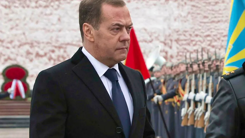 ARCHIV - Dmitri Medwedew, stellvertretender Vorsitzender des Sicherheitsrates von Russland und Chef der Partei «Einiges Russland», nimmt an einer Kranzniederlegung in Moskau teil. Foto: Ekaterina Shtukina/Pool Sputnik Kremlin/AP/dpa/Archivbild