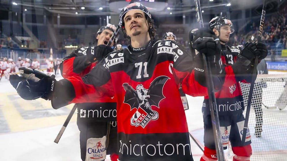 Die Basler Spieler mit Brett Supinski (Mitte) jubeln nach dem Sieg im ersten Spiel des Playoff-Finals gegen Visp