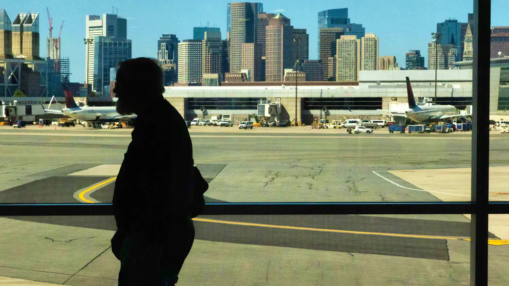 A passenger at Boston Logan International Airport. (symbolic image)