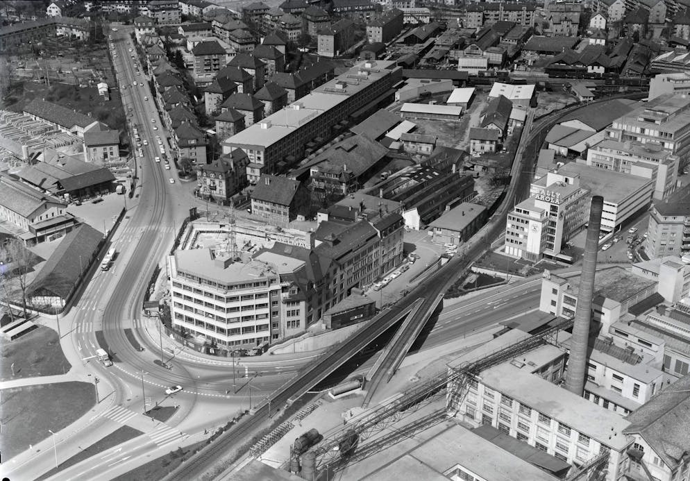 Papierfabrik an der Sihl: Die Werke Giesshübel und Manegg. Die Papierfabrik an der Sihl, Werk Giesshübel 1964. (unten rechts): «Zum [500.] Geburtstag wurde die weltweit leistungsfähigste Maschine zur Produktion von transparentem Papier gekauft, der Weltmarktanteil in diesem Bereich belief sich auf 30 Prozent», <a target="_blank" rel="nofollow" href="https://www.handelszeitung.ch/unternehmen/fataler-filz">schreibt</a> «Bilanz».