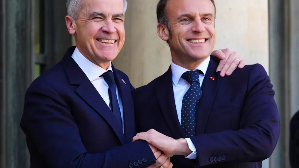 Kanadas Premierminister Mark Carney (l) wird von Frankreichs Präsident Emmanuel Macron begrüßt, als er im Elysée-Palast ankommt. Foto: Sean Kilpatrick/Canadian Press via ZUMA Press/dpa - ACHTUNG: Nur zur redaktionellen Verwendung und nur mit vollständiger Nennung des vorstehenden Credits
