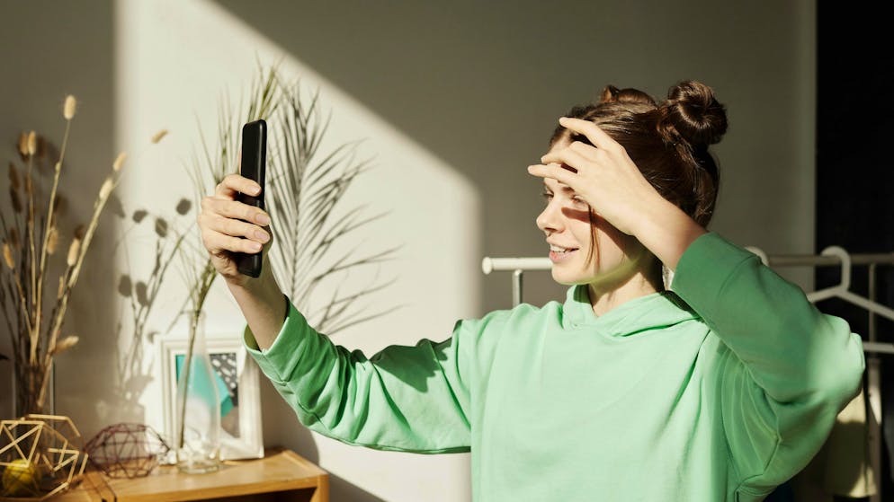 Pornografie, Kriegsbilder oder Gewaltdarstellungen: Ungeeignete Inhalte beeinflussen Heranwachsende langfristig und können emotional belasten.