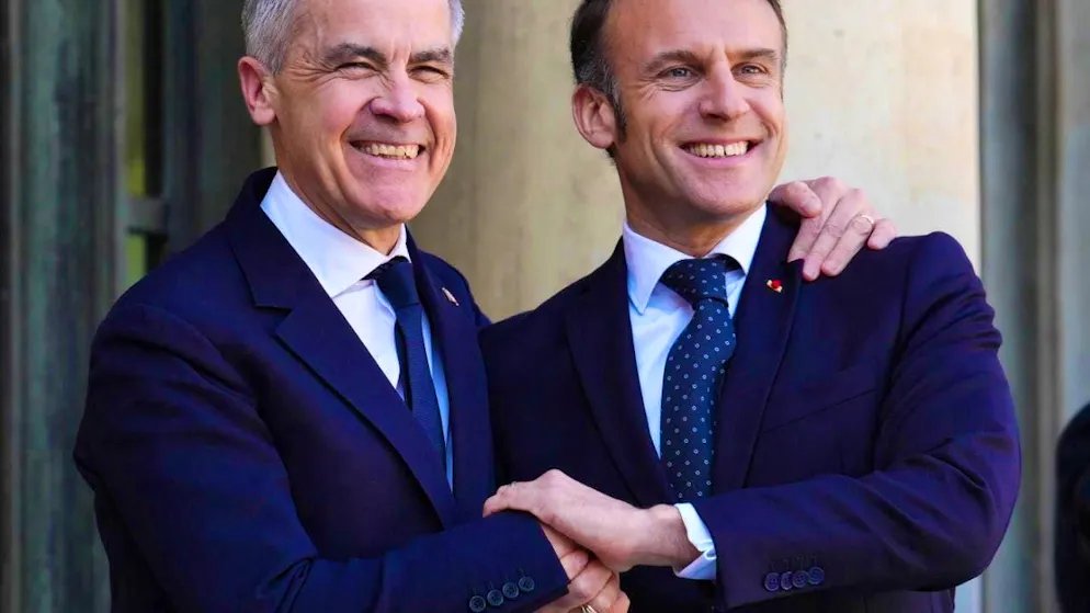 Canada's Prime Minister Mark Carney (l) is greeted by French President Emmanuel Macron as he arrives at the Elysée Palace. Photo: Sean Kilpatrick/Canadian Press via ZUMA Press/dpa - ATTENTION: For editorial use only and only with full attribution to the above credit