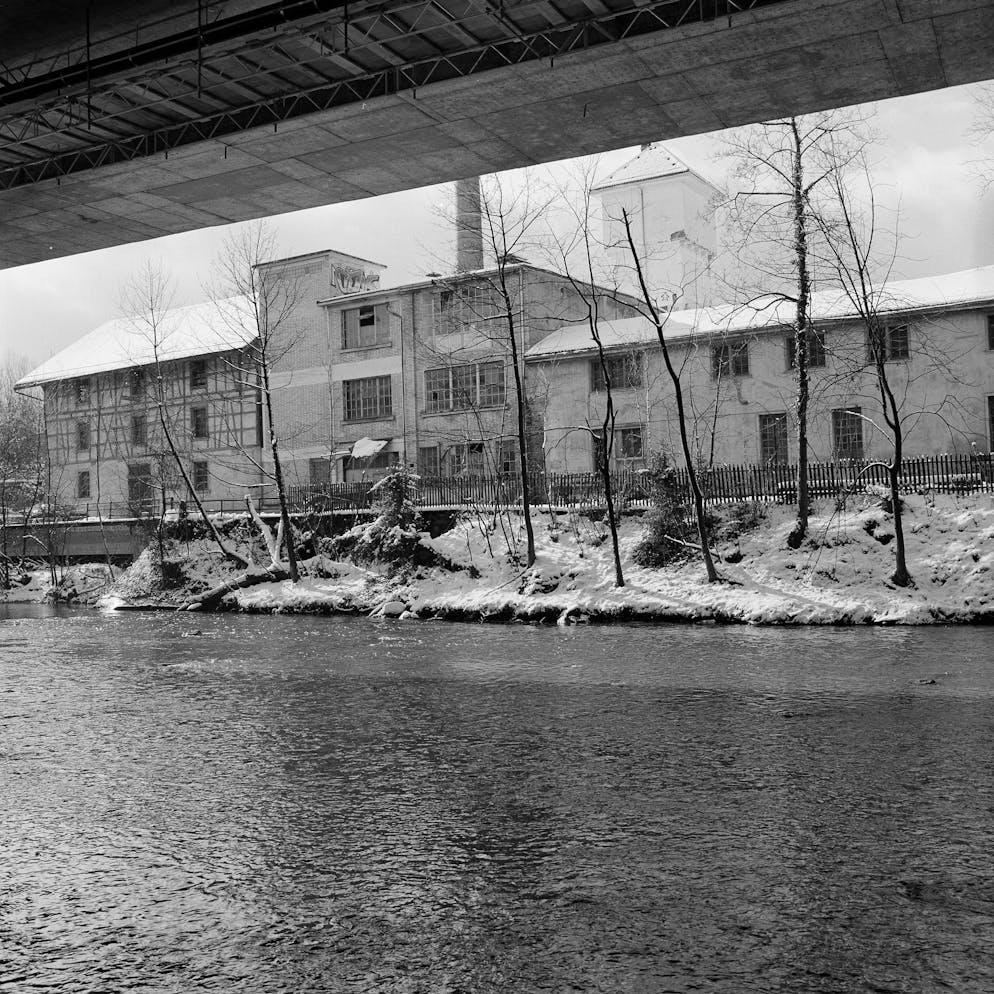 Papierfabrik an der Sihl: Die Werke Giesshübel und Manegg. 1993 wird ein Verlust von 50 Millionen Franken eingefahren. Zwei Jahre später sind es 85 Millionen. Das Werk Giesshübel muss geschlossen werden und verfällt schnell. Eine ähnliche Perspektive wie im vorherigen Bild, hier aber aus dem Jahr 2003.