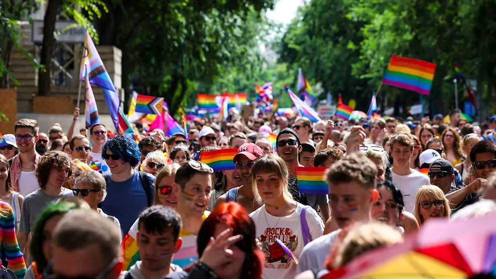ARCHIV - Viele Menschen ziehen bei der 29. Pride Parade in Budapest durch die Stadt. Foto: Robert Hegedus/MTI/dpa
