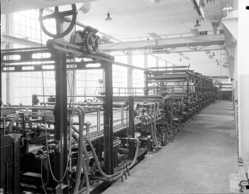 Maschinenhalle mit Papiermaschine um 1930.