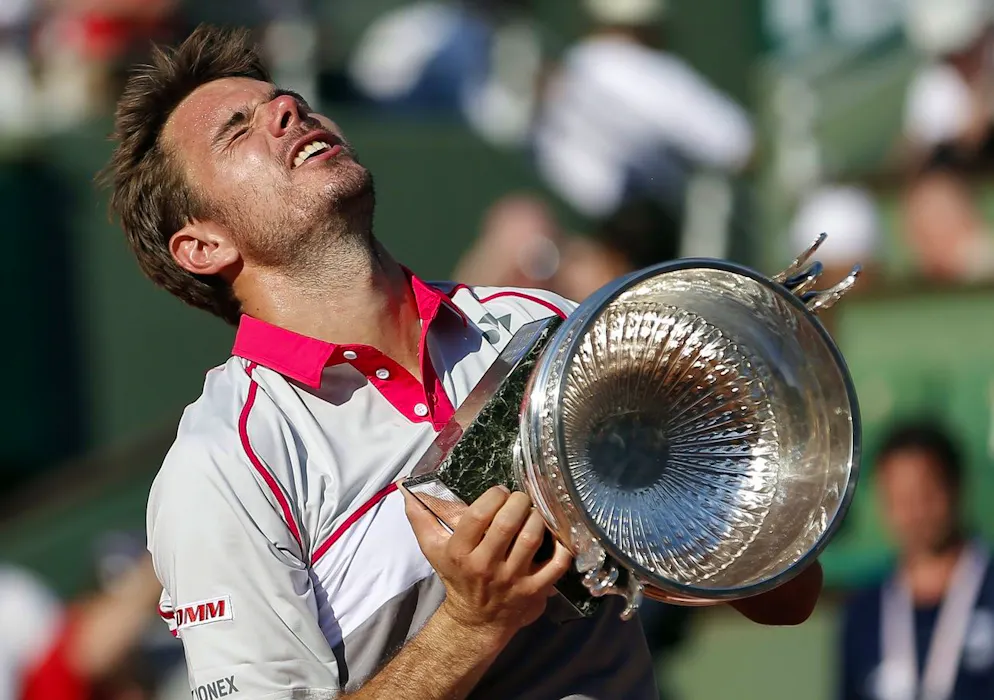 Stan Wawrinka feiert seinen Sieg bei den French Open 2015. Am 7. Juni 2015 besiegt er Novak Djokovic im Finale von Roland Garros und posiert stolz mit der Trophäe – ein Meilenstein in seiner Karriere.
