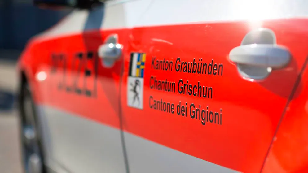 Die Kantonspolizei Graubünden bestätigte am Montag den Absturz eines Kleinflugzeugs oberhalb von La Punt GR. (Symbolbild)