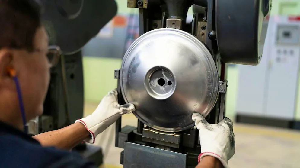 Dampfkochtopf-Produktion: Besonders kleinere und mittlere Industriebetriebe greifen laut Swissmechanic auf Kurzarbeit zurück. (Archivbild)