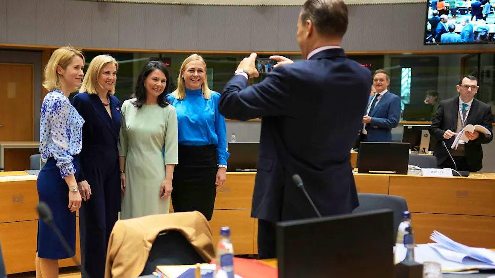 dpatopbilder - Der polnische Außenminister Radoslaw Sikorski (r) macht ein Handyfoto mit (l-r) der EU-Außenbeauftragten Kaja Kallas, der österreichischen Außenministerin Beate Meinl-Reisinger, der deutschen Außenministerin Annalena Baerbock (Bündnis 90/Grüne) und der finnischen Außenministerin Elina Valtonen während eines Treffens der EU-Außenminister im Gebäude des Europäischen Rates. Foto: Virginia Mayo/AP/dpa