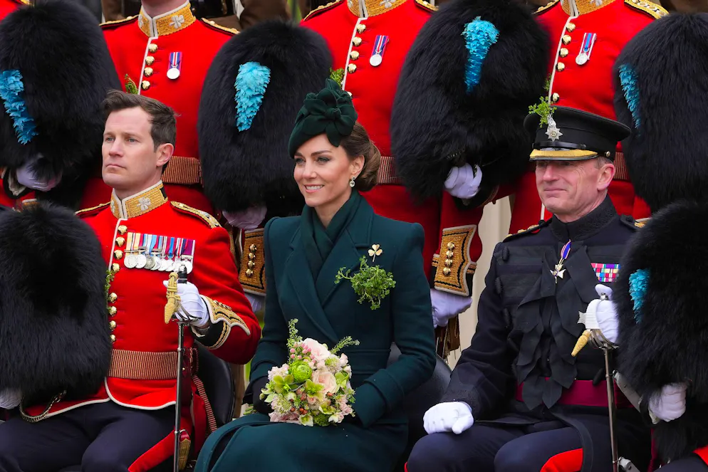 Prinzessin Kate begeht St.-Patrick's-Day in London - Gallery. Kate trug passend zum Anlass ein grünes Outfit mit einem goldenen Kleeblatt als Anstecknadel.