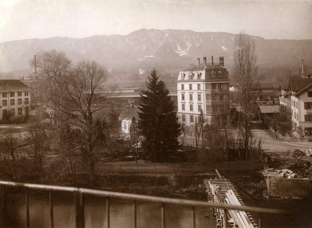 Papierfabrik an der Sihl: Die Werke Giesshübel und Manegg. Die neue Uto-Brücke, die die Enge mit Wiedikon verbindet, im Bau – ein Foto von 1906: Während die Papierproduktion in Zürich ausstirbt, geht das Unternehmen in der Papyrus Schweiz AG in Thalwil auf.