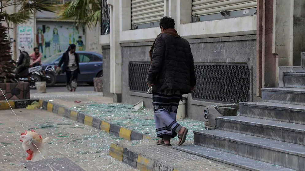 dpatopbilder - Jemeniten räumen nach US-Luftangriffen in Sanaa Trümmer vor ihrem Haus auf. US-Präsident Trump hatte massive Angriffe auf die  die vom Iran unterstützte Huthi-Miliz in mehreren jemenitischen Provinzen angeordnet, darunter Sanaa und die Milizhochburg Sa'ada im äußersten Norden des kriegsgebeutelten Landes. Foto: Osamah Yahya/dpa