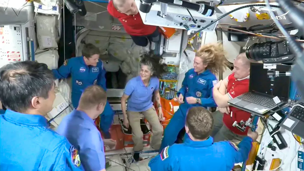 Nasa-Astronauten einschliesslich der seit September im All festsitzenden Suni Williams (Mitte) begrüssen sich am Sonntag nachdem die SpaceX-Kapsel am Sonntag an der Raumstation andockte. 