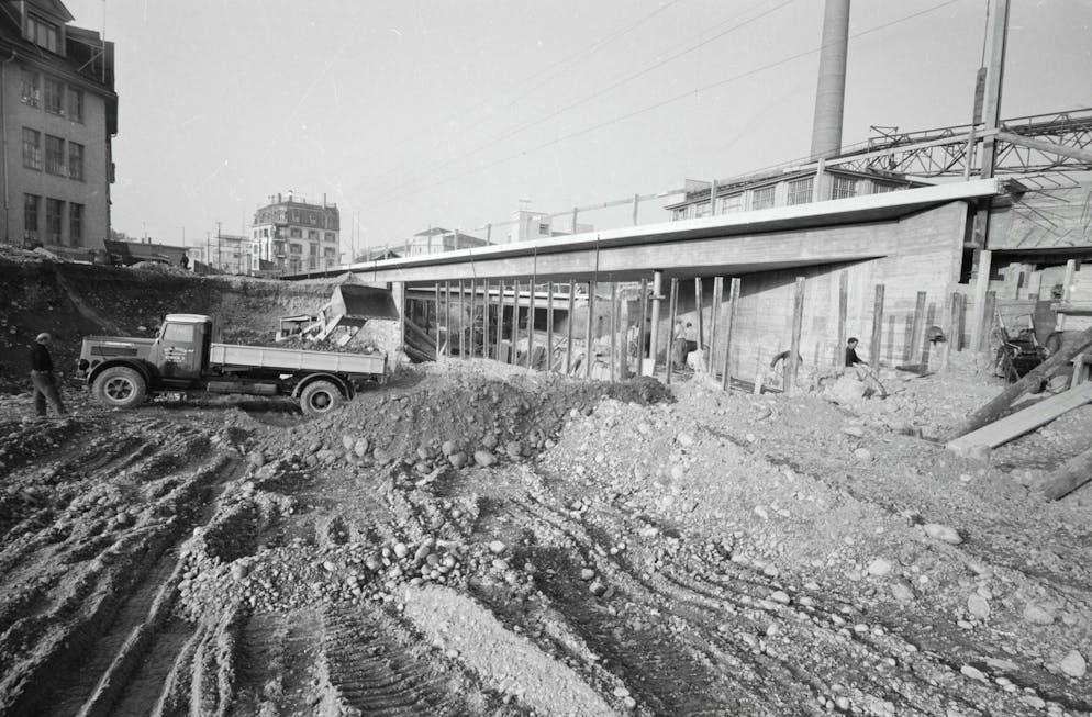 Papierfabrik an der Sihl: Die Werke Giesshübel und Manegg. Um 1855 zählte die Fabrik rund 150 Beschäftigte, in den 1890er Jahren mehr als 300. Gemäss der Zürcher Fabrikstatistik von 1870 gab es damals im Kanton Zürich zwei Papierfabriken mit 97 männlichen und 140 weiblichen Angestellten. Im Bild: Bau der Brücke für die Sihltalbahn beim Werk Giesshübel alias Sihkcity.