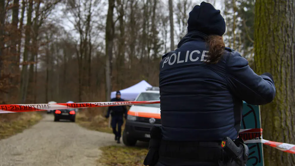 Polizist*innen am Rande des Könizbergwaldes, wo im Februar 2022 der leblose Körper eines achtjährigen Mädchens gefunden wurde. 