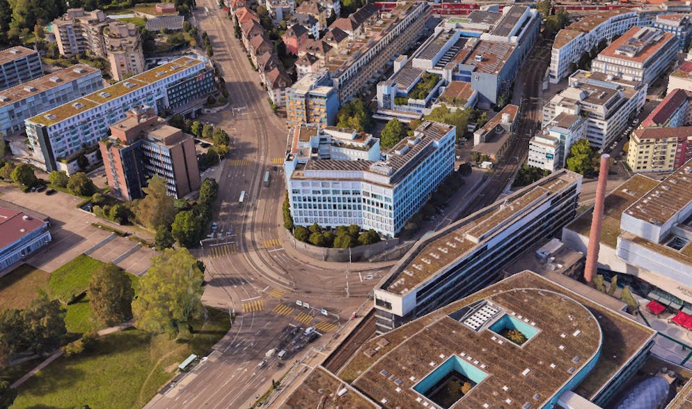 Papierfabrik an der Sihl: Die Werke Giesshübel und Manegg. Als Vergleich zum vorherigen Bild: hier Sihlcity aus der heutigen Perspektive. 1973 stellt Sihlpapier die weltweit grösste Maschine für Transparentpapier. 500 Menschen halten die Maschinen im Schichtbetrieb am Laufen.