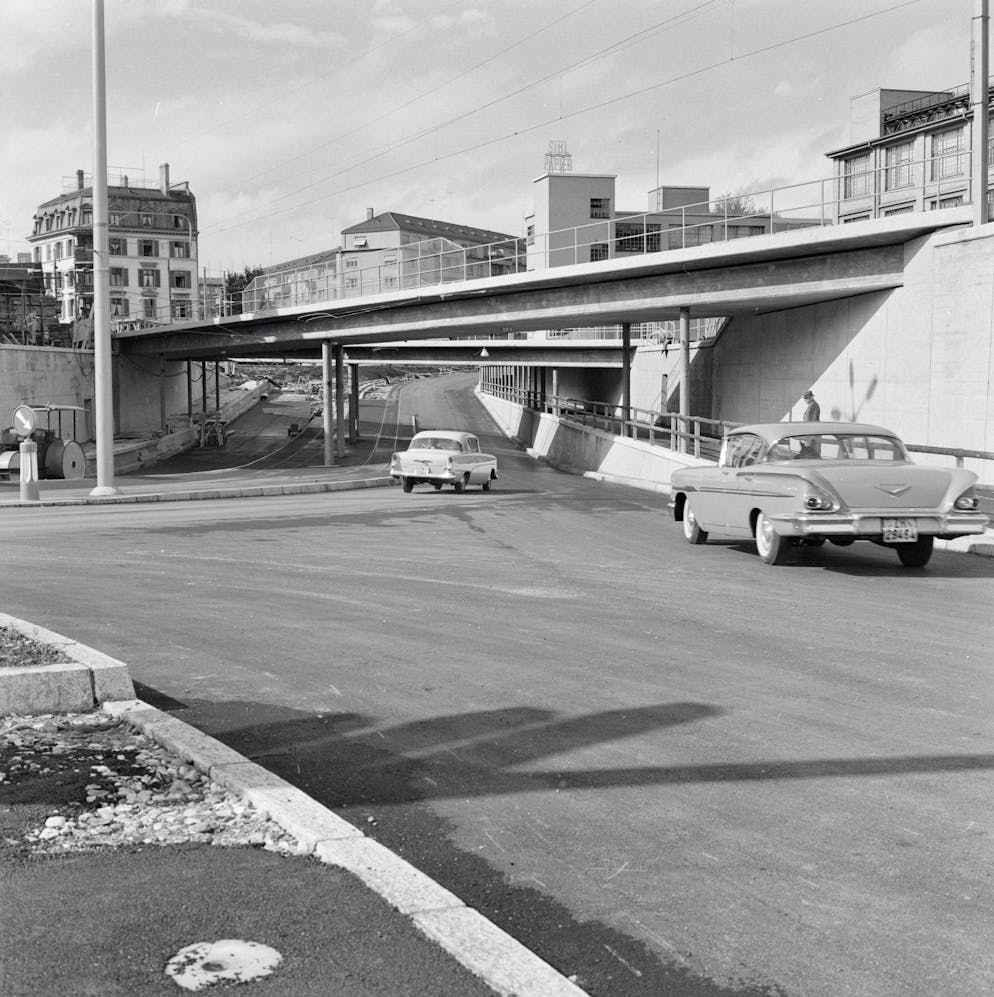 Papierfabrik an der Sihl: Die Werke Giesshübel und Manegg. So sieht das Ganze 1960 aus. Lange lief es gut für das Unternehmen. 1971 feierte es die 500-Jahr-Feier, zwei Jahre später wurde mit den Papierfabriken Landquart fusioniert.