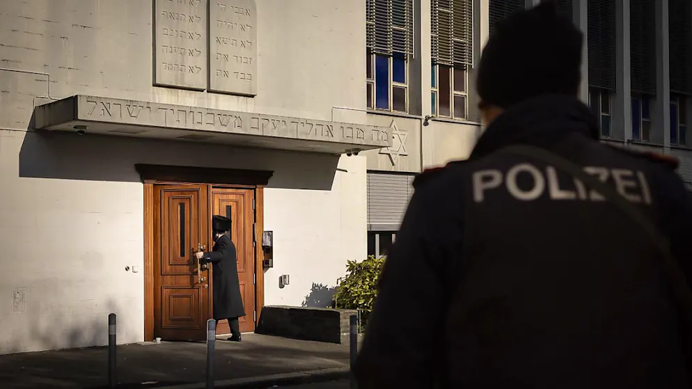 Seit den Kriegen im Nahen Osten haben die antisemitischen Vorfälle massiv zugenommen. Einsatzkräfte der Polizei bewachen den Eingangsbereich der Synagoge Agudas Achim in Wiedikon ZH. (Archivbild)