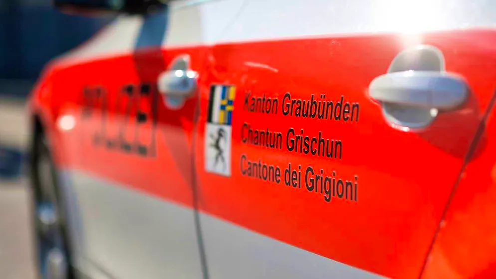 The cantonal police of Graubünden confirmed the crash of a small plane above La Punt GR on Monday. (symbolic image)