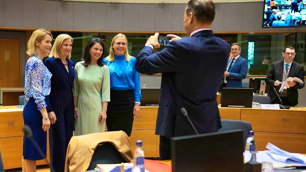 dpatopbilder - Polish Foreign Minister Radoslaw Sikorski (r) takes a cell phone photo with (l-r) EU High Representative for Foreign Affairs Kaja Kallas, Austrian Foreign Minister Beate Meinl-Reisinger, German Foreign Minister Annalena Baerbock (Bündnis 90/Grüne) and Finnish Foreign Minister Elina Valtonen during a meeting of EU foreign ministers in the European Council building. Photo: Virginia Mayo/AP/dpa