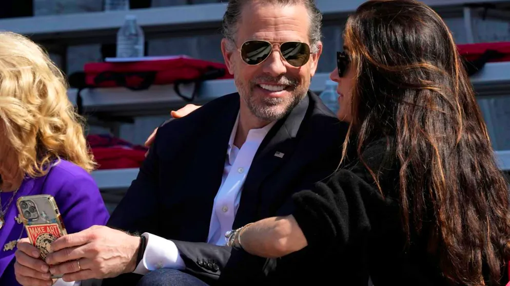 ARCHIV - Robert Hunter Biden (l), Sohn von US-Präsident Biden, unterhält sich mit seiner Schwester Ashley Biden, während der Abschlussfeier seiner Tochter an der University of Pennsylvania. Foto: Patrick Semansky/AP/dpa