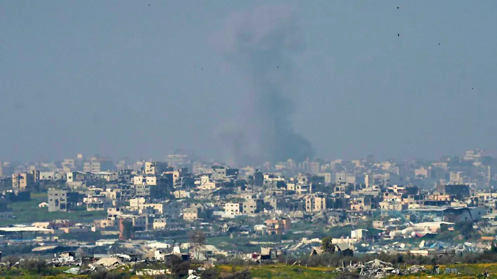 Rauch steigt nach einem israelischen Bombardement im nördlichen Gazastreifen auf. Foto: Ohad Zwigenberg/AP/dpa