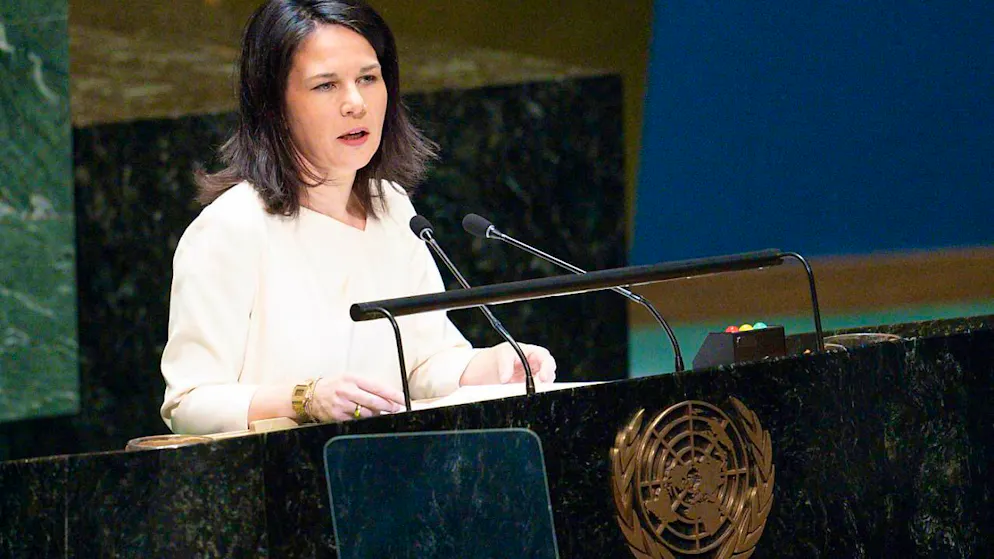 ARCHIV - Annalena Baerbock (Bündnis 90/Die Grünen), Außenministerin von Deutschland, spricht vor der Generalversammlung der Vereinten Nationen zum zweiten Jahrestag des russischen Einmarsches in der Ukraine, am Sitz der Vereinten Nationen (UN). Baerbock soll nach ihrem Ausscheiden aus der Bundesregierung eine Top-Position bei den Vereinten Nationen in New York erhalten. Foto: Mary Altaffer/AP/dpa