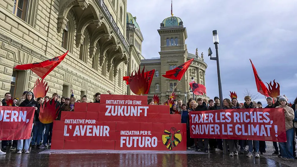 Der Nationalrat will keine nationale Erbschaftssteuer zugunsten des Klimaschutzes. Im Bild die Initiantinnen und Initianten bei der Einreichung ihres Begehrens. (Archivbild)