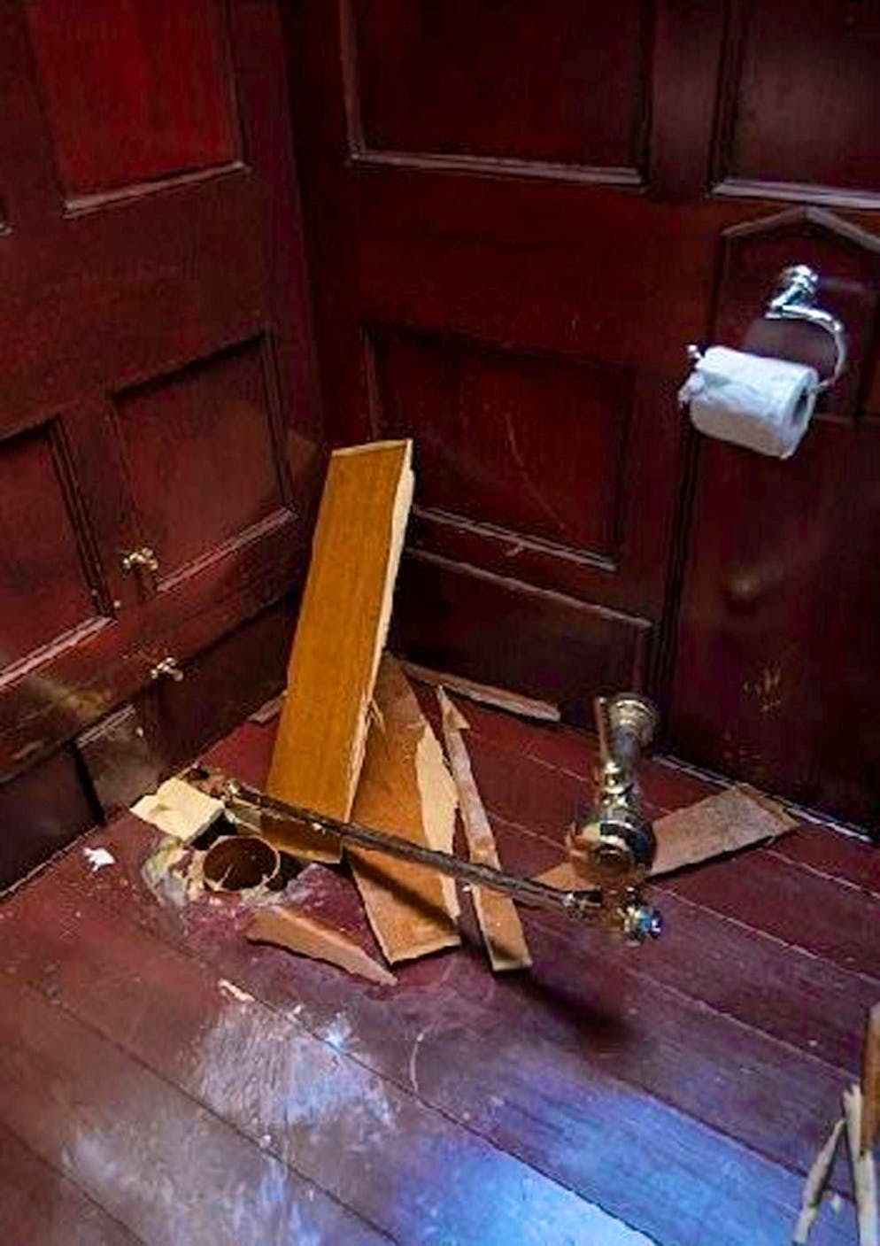Golden toilet stolen: Man found guilty in England - Gallery. The burglars ripped out the golden toilet within a few minutes. (archive picture)