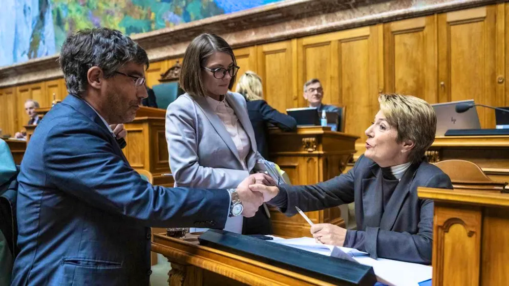 President Karin Keller-Sutter (right) thanks two members of the Parliamentary Commission of Inquiry (PUK) into the Credit Suisse crisis, Roger Nordmann (SP/VD, left) and Franziska Ryser (Greens/SG), in the National Council on Tuesday.