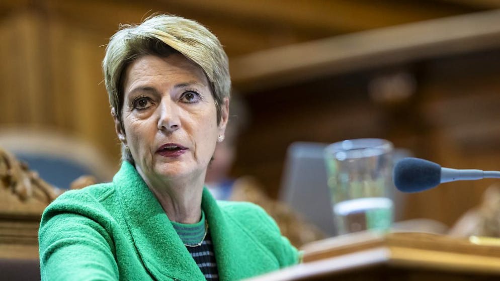 Karin Keller-Sutter affirme que la Suisse ne prendra pas de contre-mesures immédiates face aux hausses tarifaires américaines, privilégiant le dialogue et la stabilité commerciale.