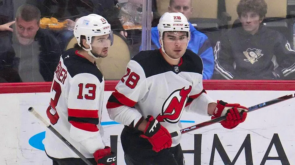 Timo Meier (right, with Nico Hischier) becomes the third Swiss player to score at least 20 goals in a season in the NHL for the seventh time