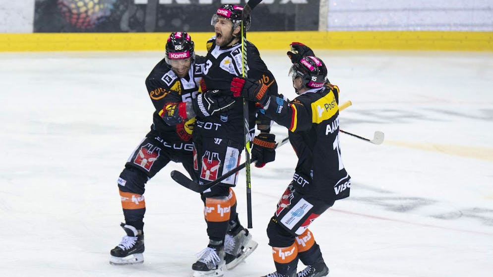 Romain Loeffel, Lukas Klok und Miro Aaltonen, von links, feiern den Berner Siegtreffer in der Overtime.