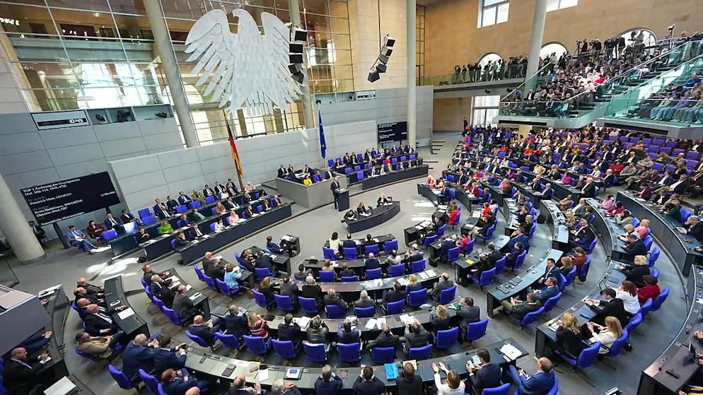 Friedrich Merz, CDU/CSU Fraktionsvorsitzender und CDU Bundesvorsitzender, spricht in der 214. Plenarsitzung der 20. Legislaturperiode im Deutschen Bundestag. Hauptthema ist die Reform der Schuldenbremse als Voraussetzung für ein milliardenschweres Finanzpaket Foto: Michael Kappeler/dpa