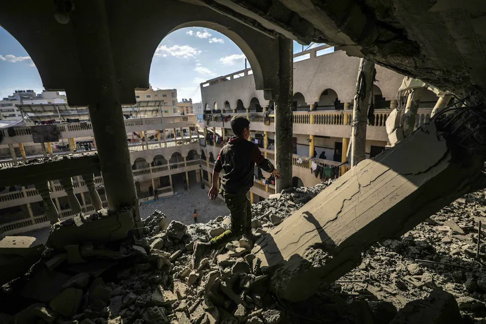 Ein palästinensischer Junge inspiziert heute Morgen nach einem israelischen Luftangriff die Schäden an einer Schule in Gaza City.