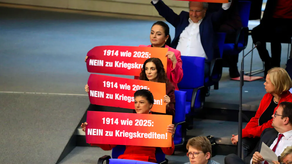 Abgeordnete der Gruppe des BSW sorgten mit einer Protestaktion für eine kurze Unterbrechung der Sondersitzung.
