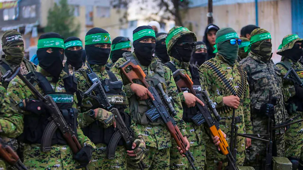 ARCHIV - Vermummte und bewaffnete Mitglieder der Terrororganisation Hamas stellen sich in Rafah im Gazastreifen vor einer geplanten Freilassung von israelischen Geiseln auf. Foto: Jehad Alshrafi/AP/dpa