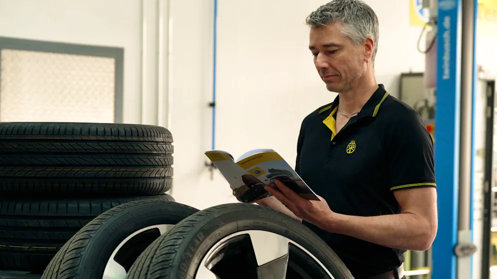 TCS Reifen-Experte Reto Blättler weiss, welche Reifen etwas taugen und von welchen man lieber die Finger lassen sollte.