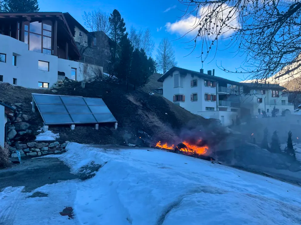 Der Unfallort: Das Kleinflugzeug stürzte am nördlichen Dorfrand von La Punt Chamues-ch in bewohntem Gebiet ab.