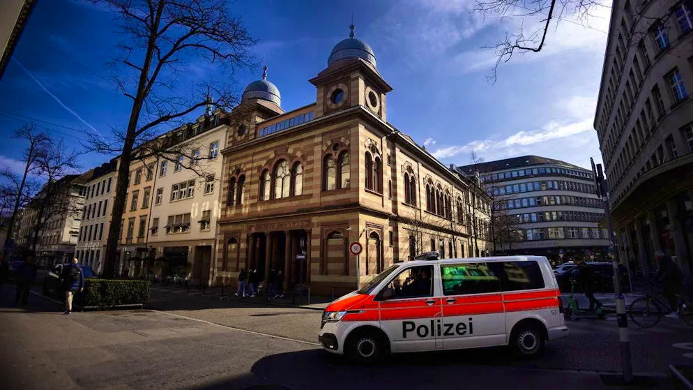 Police in front of the synagogue in Zurich's Löwenstrasse in March 2024i.