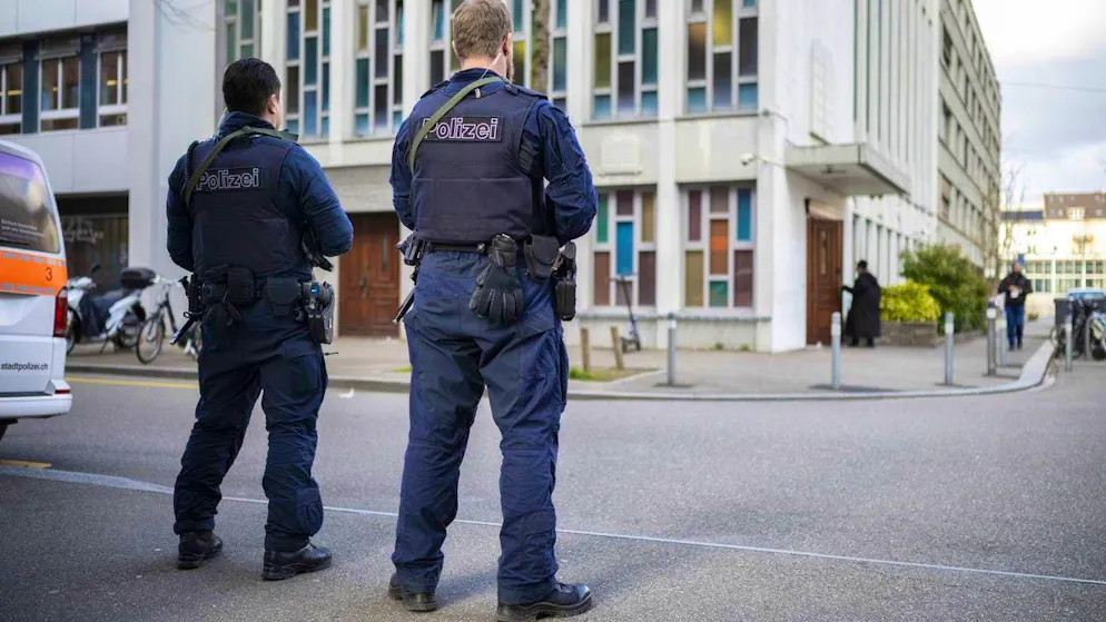 Zurich city police secure the Agudas Achim synagogue in Wiedikon in March 2024.