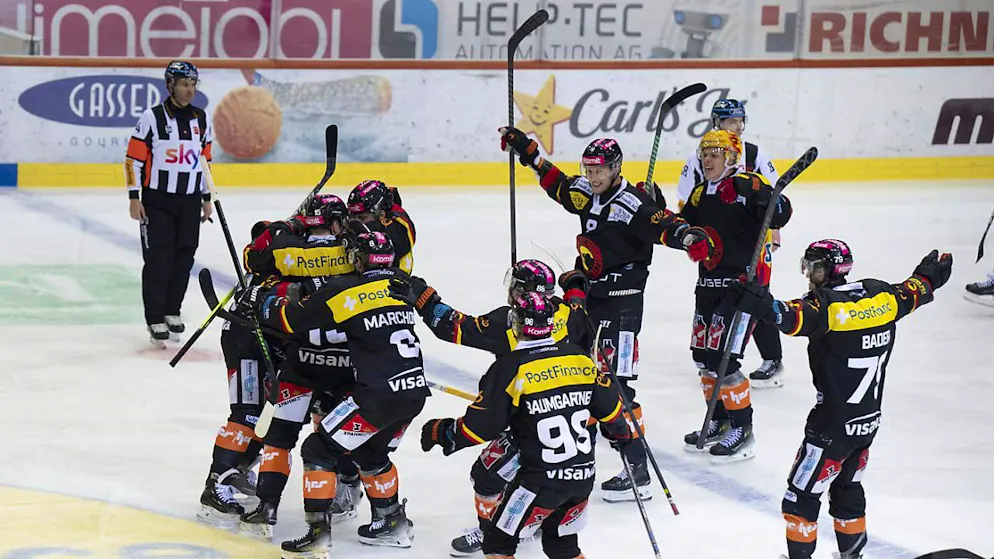 Gross ist der Berner Jubel nach dem Siegtreffer in der Verlängerung von Spiel 3 gegen Fribourg-Gottéron