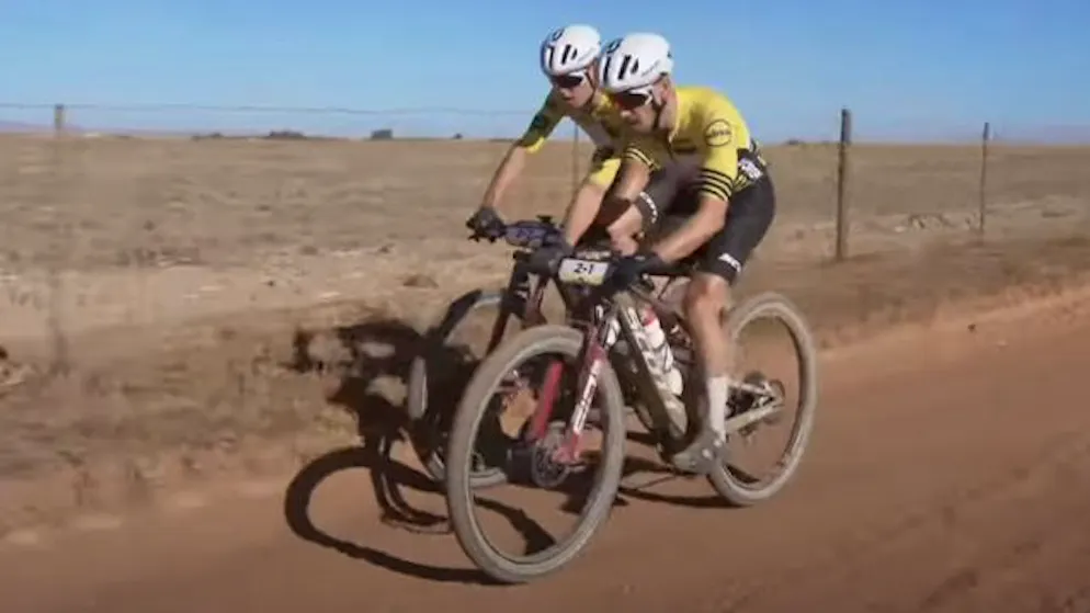Nino Schurter und Filippo Colombo beenden die 2. Etappe des Cape Epic auf Platz 2 und verteidigen damit die Gesamtführung.