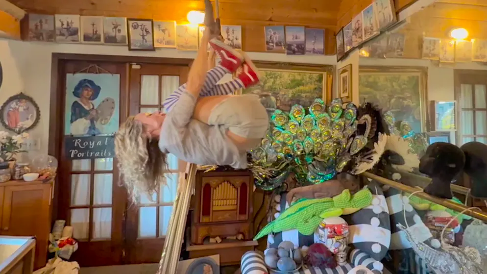 L.A. Calling: Simone's Hollywood Stories. Simone shows you where the stars live - and ends up in Hollywood's craziest fairytale house